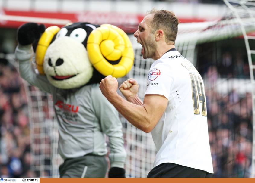John Eustace esulta con la mascotte del Derby County dopo un goal rifilato al Wygan Athletic (Action Images)